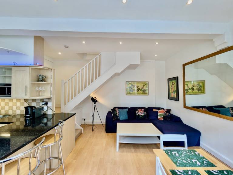 Stunning 2BR House in Central London