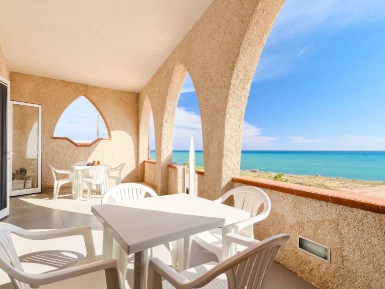 Vacation home with private pool & patio — photo 3