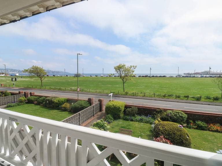 Cottage with yard | Beach view — photo 2