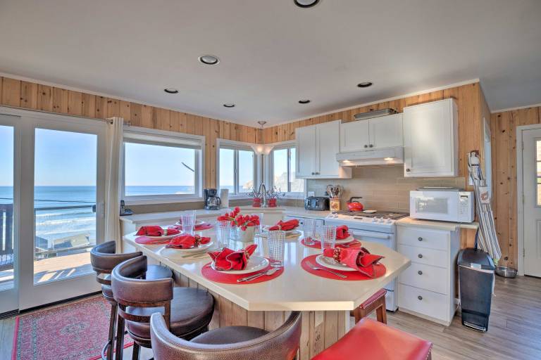 Exquisite Oceanside House w/ Pacific Views & Deck! — photo 3
