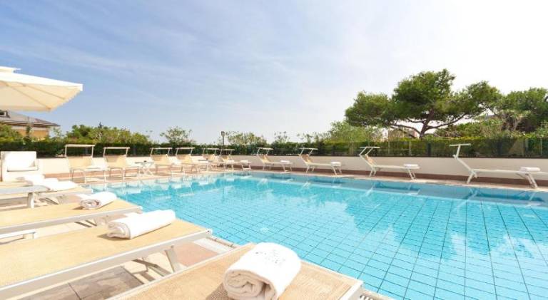 Family-friendly pleasant apartment with terrace & pool | Close to the beach | Pets allowed — photo 2