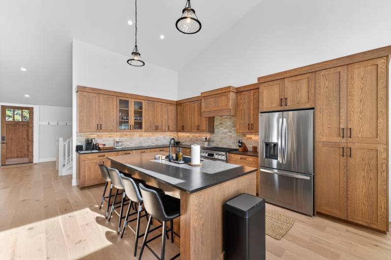 Summit House- new home, sleeps 16, quiet neighborhood-, hot tub, pet friendly — photo 3