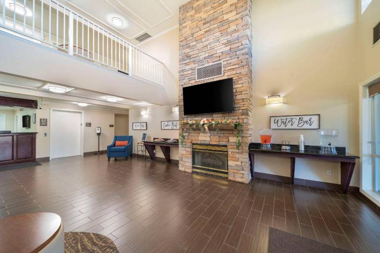 Comfort Suites Red Bluff near I-5 — photo 3