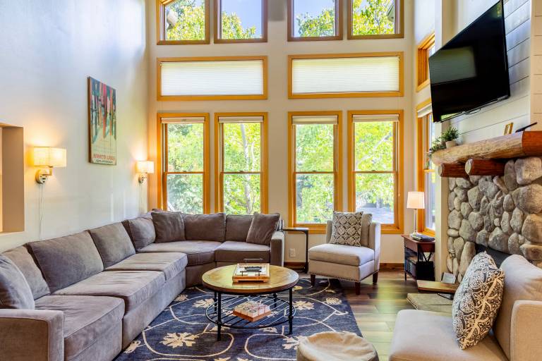 Family-friendly big vacation home with grill & jacuzzi | Mountain view | Pets are welcome — photo 2