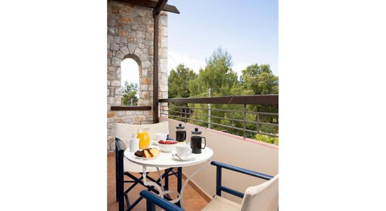 Serviced apartment with patio, pool & yard — photo 3