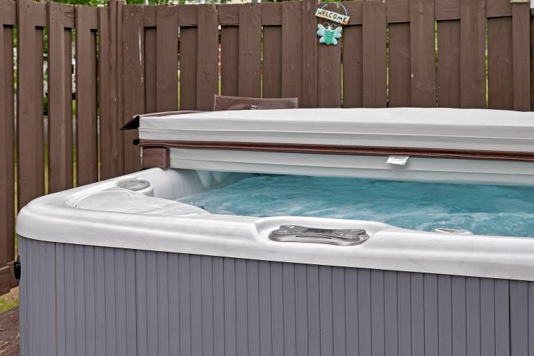 Saratoga Backyard Spa Retreat Hot Tub Pool Fire Pit & Outdoor Dining — photo 2