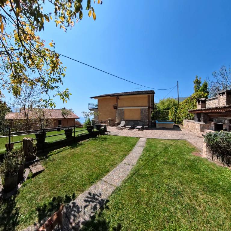 Lovely villa with pool, grill & garden | Water view | Pet-friendly — photo 2