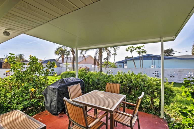 Pet-Friendly Daytona Beach Home, Walk to the Ocean — photo 2