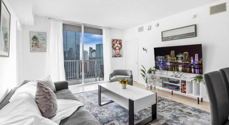 Rental apartment with jacuzzi & pool in Miami, FL