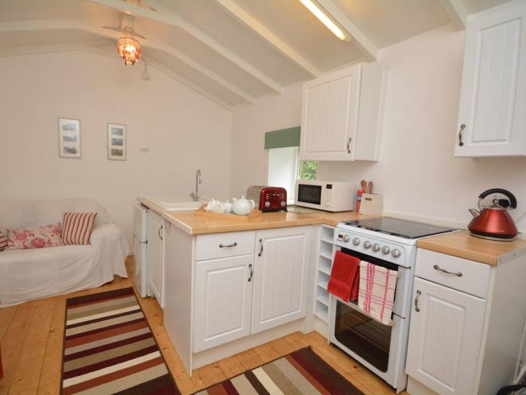 Cottage with yard — photo 4