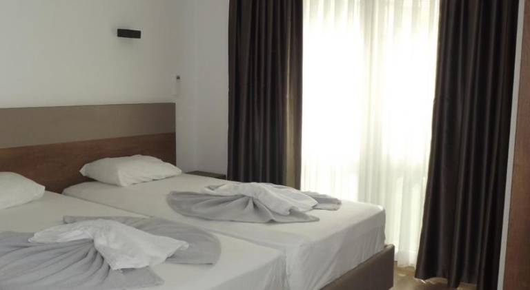Serviced apartment with pool, terrace & yard — photo 2