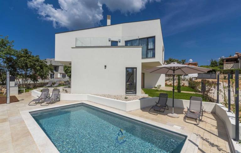 Child-friendly nice villa with garden, terrace & private pool | Pool view | Pets are welcome — photo 4