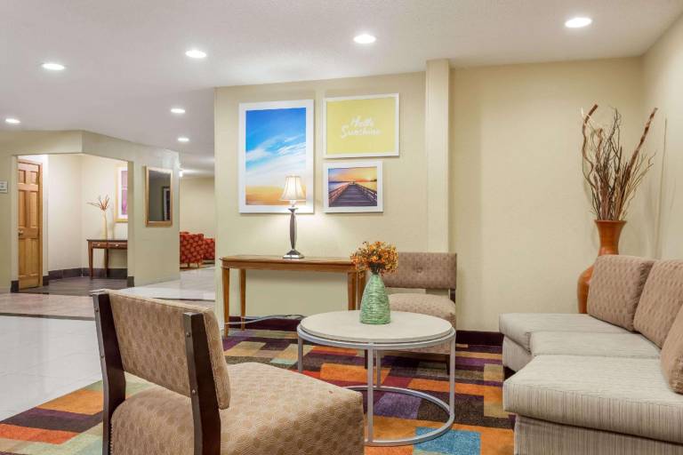 Days Inn & Suites by Wyndham Bloomington/Normal IL — photo 3