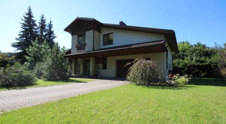 Villa with terrace, BBQ & yard in Vilnius