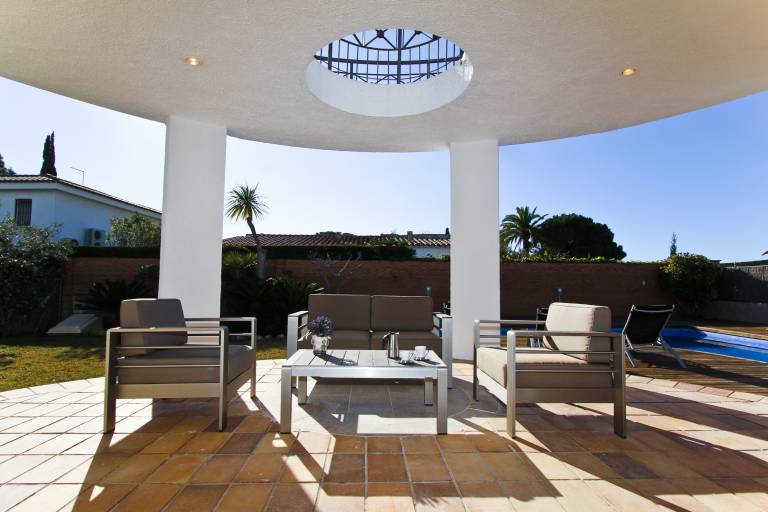 Villa with yard, terrace & private pool — photo 2