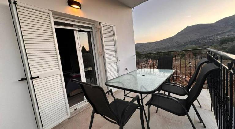 Villa with yard & patio — photo 4