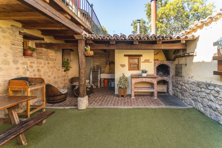 Family-oriented nice vacation home with fast internet, patio & garden | Mountain view | Suitable for remote work | Pets allowed — photo 2