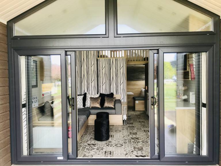 Lodge with hot tub in Inverness