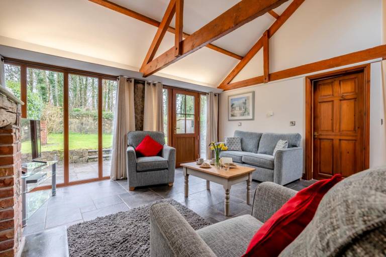 Fully equipped charming cottage with yard | Pets allowed — photo 4