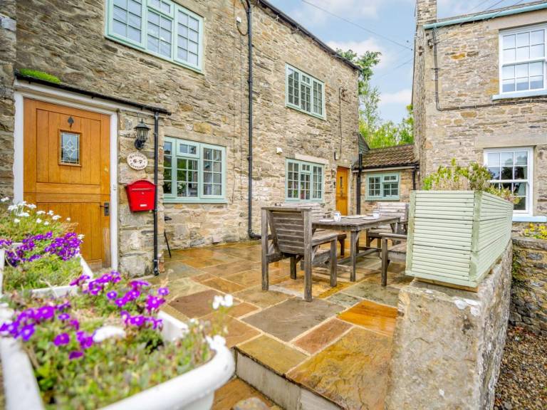 Cottage with jacuzzi & yard in Leyburn