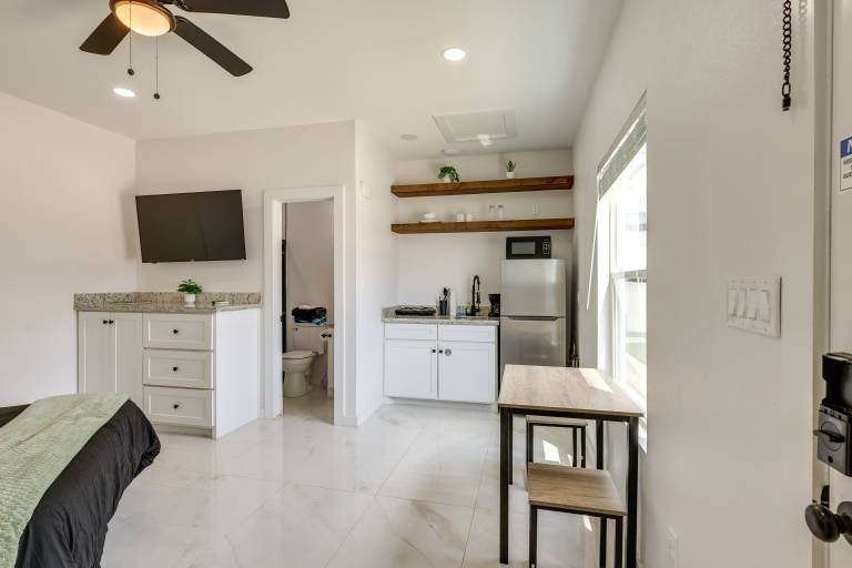 Pool & Beach Access: Modern SPI Studio Near Bars! — photo 4