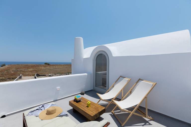 Holiday apartment with garden & terrace in Santorini