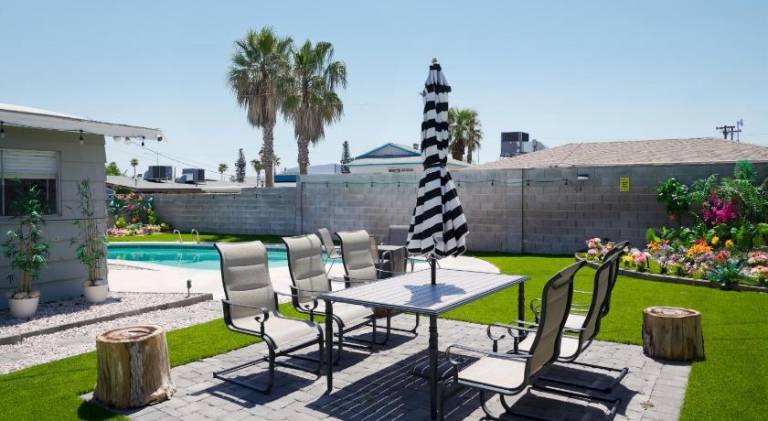 Vacation home with barbecue, hot tub & private pool in Vega, CA