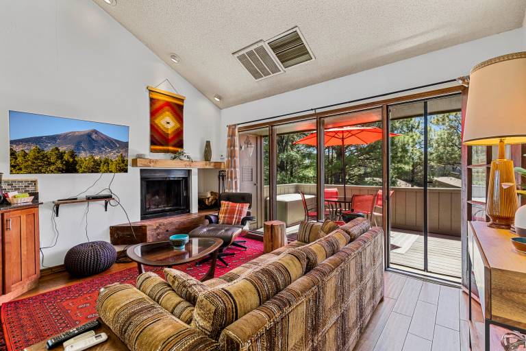 Family-oriented pleasant condo with pool & BBQ | Mountain view | Dogs allowed — photo 4