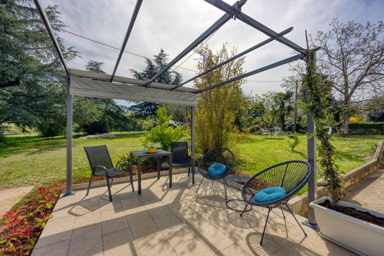 Rental apartment with terrace, BBQ & garden in Porec