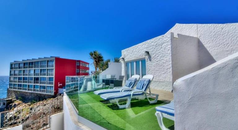 Villa with pool — photo 4