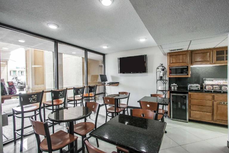 Econo Lodge Inn & Suites Memphis East — photo 5
