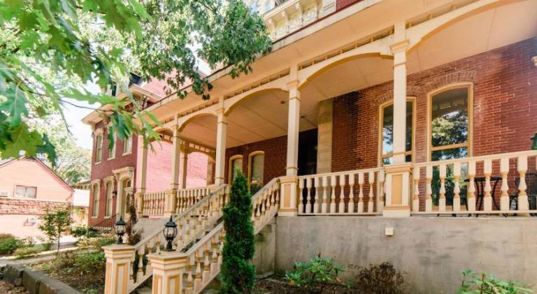 Unbeatable Location - Walkable Entertainment — photo 4