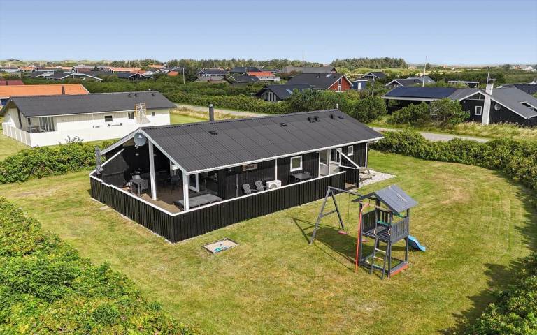 Vacation home with BBQ, sauna & patio | Pets allowed — photo 2