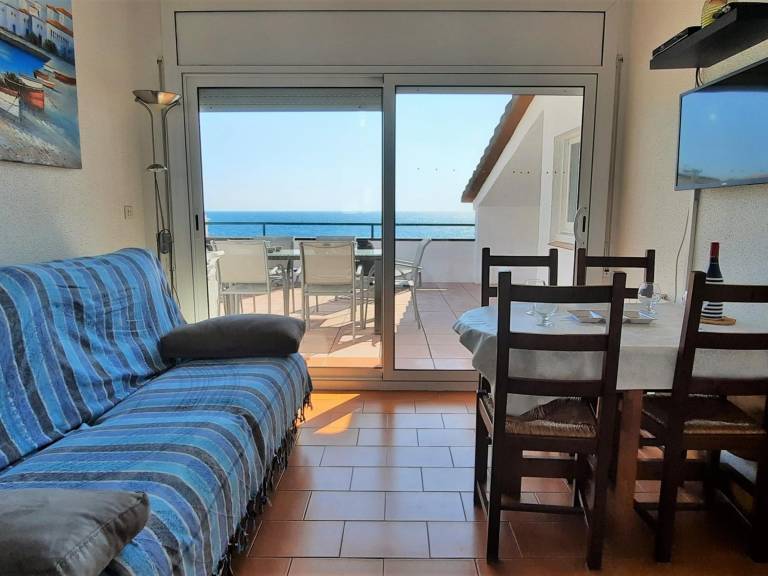 Beachfront Penthouse in Central Sant Carles, Llançà - Stunning Views, Terrace, Pet-Friendly — photo 5