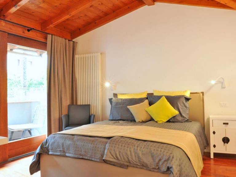 Charming rental apartment with terrace & yard | Mountain view | Next to the beach | Pet-friendly — photo 3