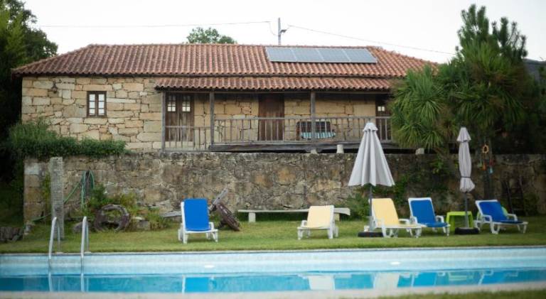 Fully equipped spacious house with grill, private pool & yard | Good for workation | Dogs allowed in Viseu