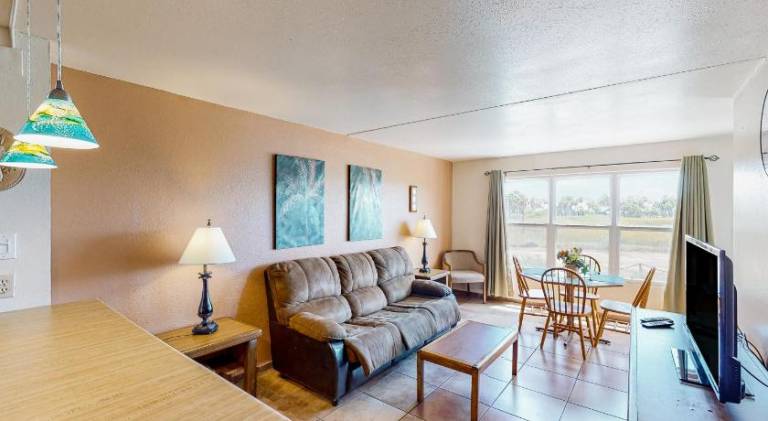 Charming apartment with hot tub & pool | Beach nearby | Pets allowed in South Padre Island, TX