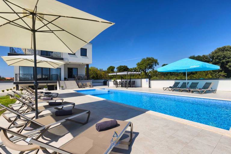 Modern 6-BR villa for 12+2 with pool close to Pula — photo 2