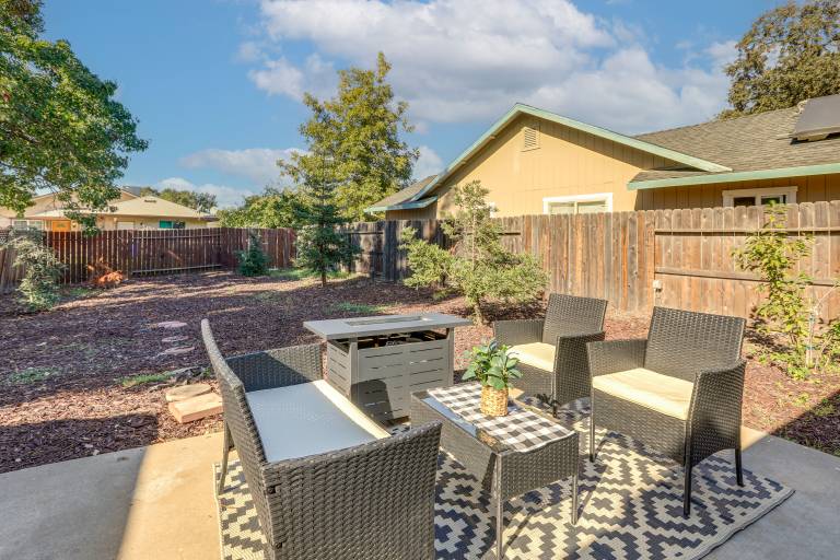 Pet-Friendly Yard! Home 3 Mi to Sky River Casino — photo 2