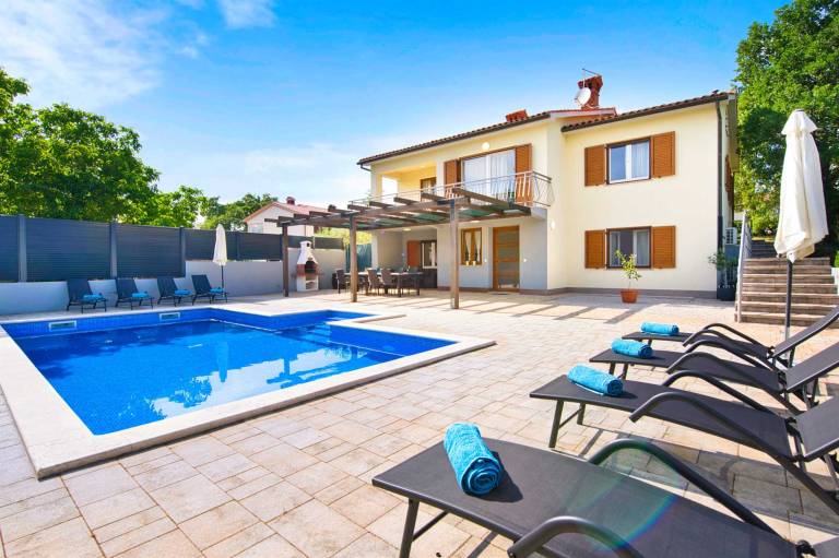 Children-friendly lovely rental with garden, patio & barbeque | Pool view | Pet-friendly in Labin