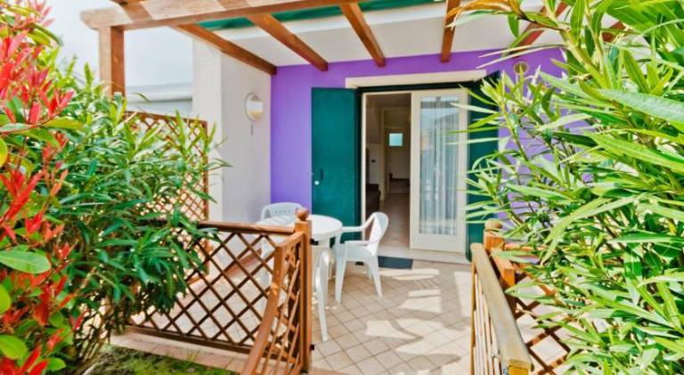Serviced apartment with yard, pool & patio | Dogs allowed — photo 3