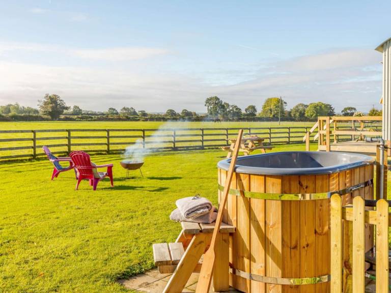 Cottage with garden & hot tub | Pets are welcome in Taunton