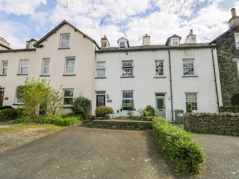 Cottage with yard in Windermere