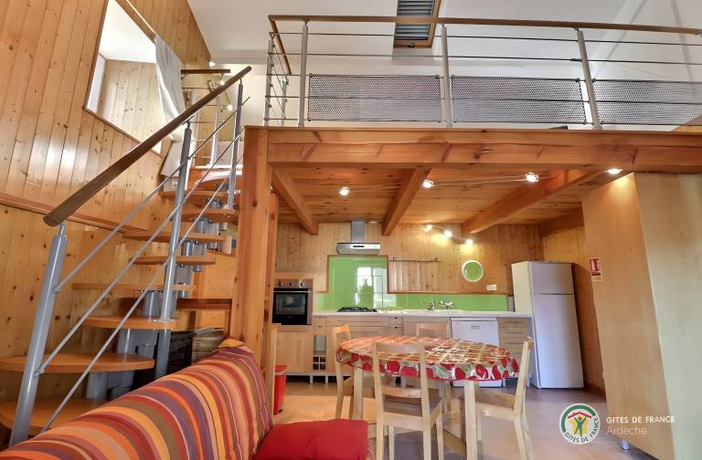 Family-friendly vacation home with patio, yard & fast internet | Mountain view | Dogs allowed — photo 4