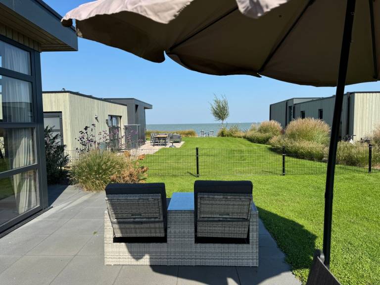 Enkhuizer Strand Chalet Sonnenplätzchen mit Zaun Zweite Reihe Haus Nr. 229