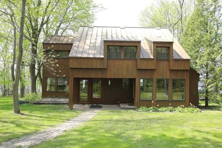 Chalet with jacuzzi, yard & terrace