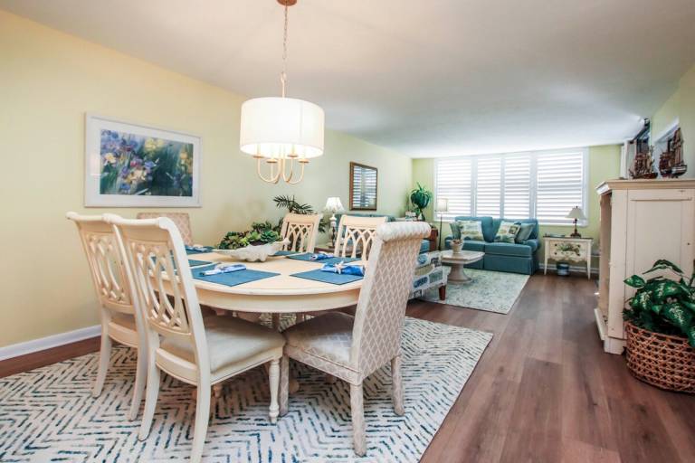 Child-friendly condo with barbecue & heated pool | Water view | Next to the beach | Dogs allowed — photo 4