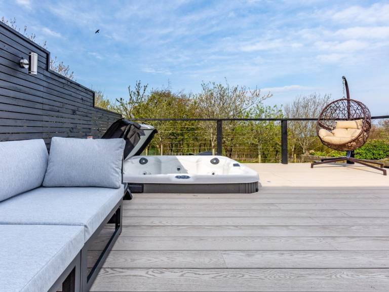 Cottage with jacuzzi, grill & garden | Water view — photo 2