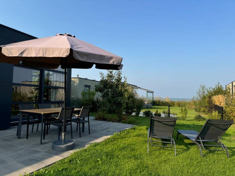 Enkhuizer Strand Chalet Wellenreiter mit Zaun Zweite Reihe Haus Nr. 213