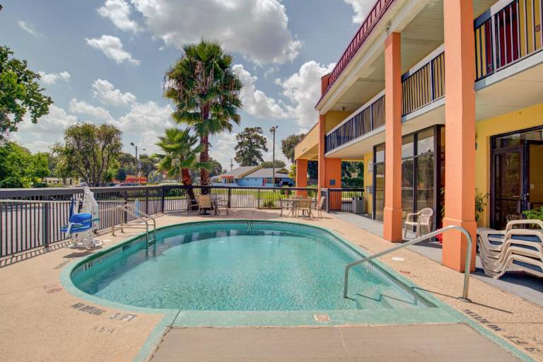 Suburban Studios Hinesville - Fort Stewart Area — photo 2